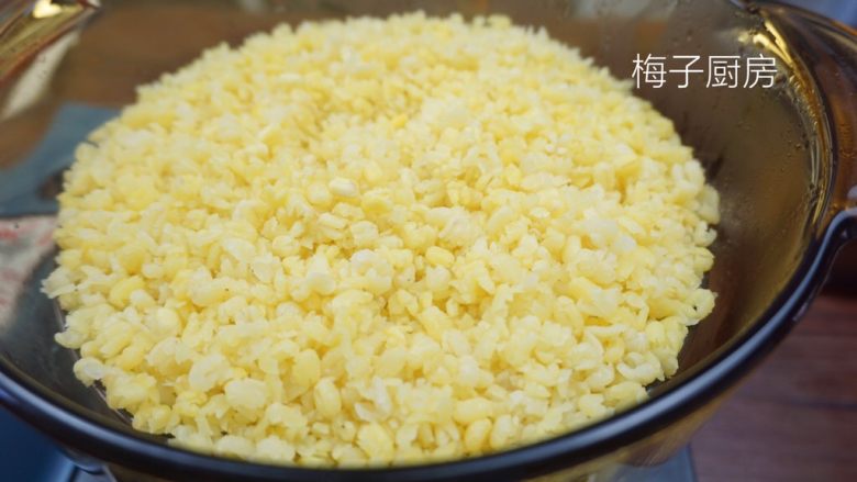 绿豆糕,蒸好后的样子,完全开花,放凉。