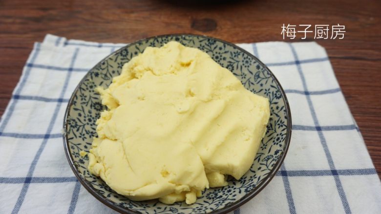 绿豆糕,放到不烫手,准备定型。