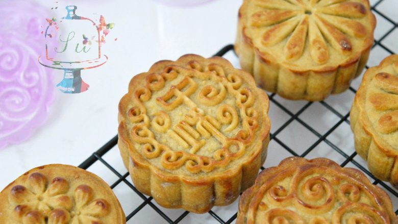 预拌粉版快手广式月饼,出炉晾凉,室温放置回油即可。不要看刚出炉好像丑丑的。一天后就会回油变软变得油亮亮的了