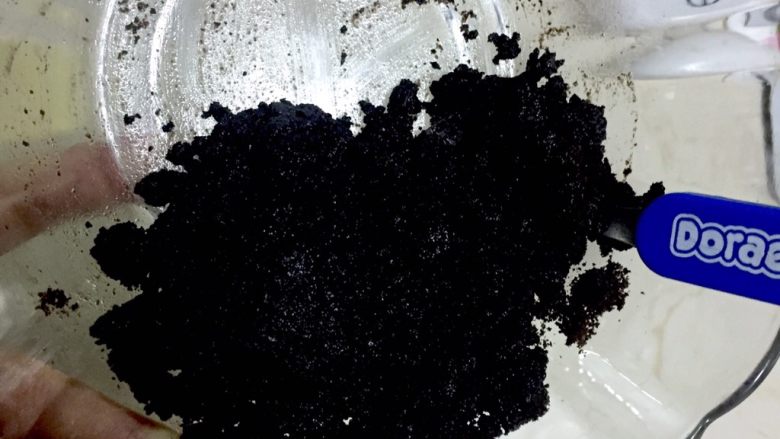 抹茶慕斯酸奶蛋糕,搅拌,沿着八寸活底模具剪一张油纸,垫在地下,再将搅拌好的奥利奥饼干倒入模具底部,压压结实,放入速冻,半小时后取出