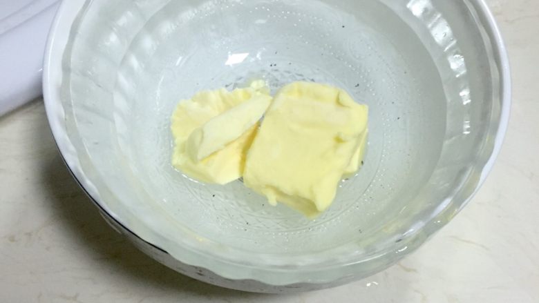 抹茶慕斯酸奶蛋糕,<a style='color:red;display:inline-block;' href='/shicai/ 887'>黄油</a>用水浴加热法融化,就是碗底加一碗开水