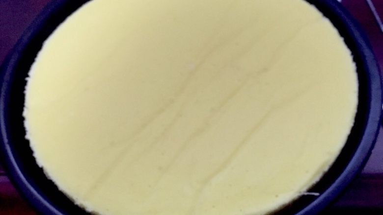 抹茶慕斯酸奶蛋糕,蛋糕出炉后切薄薄的一层,大概一厘米,再将它的边缘切掉,要比八寸小,冷却。取出冰箱里的奥利奥底,倒入慕斯液,盖满一层即可,放入速冻,半个小时或者更短一点,只要慕斯液不再随着模具抖动而晃动就可以了,放入蛋糕坯子,放在中间,不与模具接触,留有大概5mm的空隙,继续倒一层慕斯液,刚刚盖住蛋糕坯子顶部即可,放入速冻,继续像上一步操作,慕斯液不再晃动即可,然后再倒入最后一层慕斯液做顶,千万不能怕麻烦省略了第二次到慕斯液而一次性倒入,因为蛋糕坯子会浮起来,然后慕斯顶会很薄很薄很薄,最后放入冷藏,三个小时后取出,用吹风机沿着模具外侧吹一下,就能脱模了,可以再打发一些淡奶油拉花,不吃的话可以放冷藏室了,不是速冻了喔!