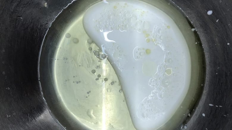 奶酪西瓜蛋糕,准备抹茶蛋糕坯,色拉油和牛奶混合乳化。