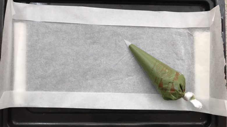 奶酪西瓜蛋糕,装入裱花袋,烤盘上铺上油纸。
