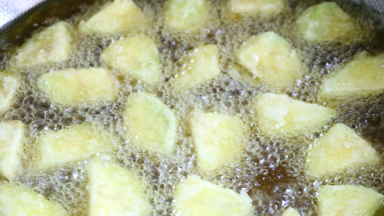 地三鲜,接着炸茄子,同样8成热下锅,炸至表面变硬并熟即可捞出~