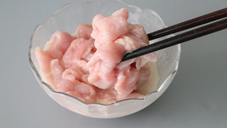 水煮肉片,搅拌均匀,腌制15分钟。