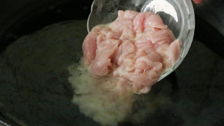 水煮肉片,腌制后的肉,放入水中焯烫,熟后立即捞出。约需要30秒。
