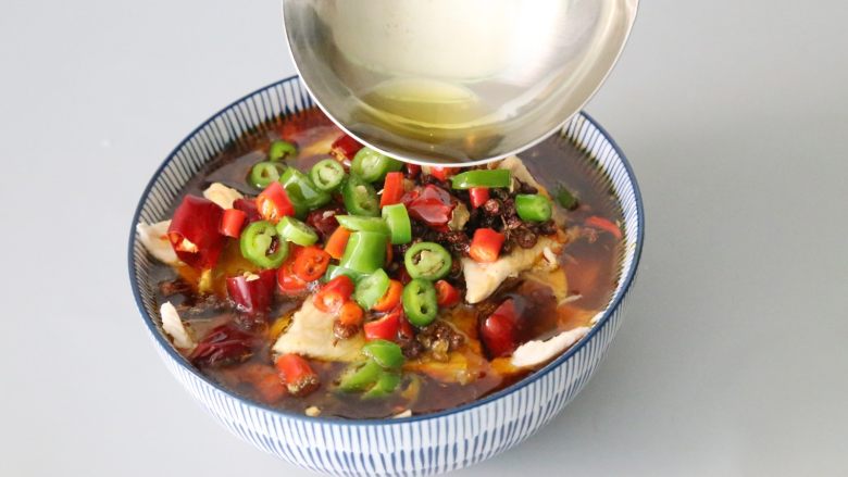 水煮肉片,放入<a style='color:red;display:inline-block;' href='/shicai/ 90021'>小米辣椒</a>,烧一锅油,至冒烟后,淋入辣椒、花椒上。
