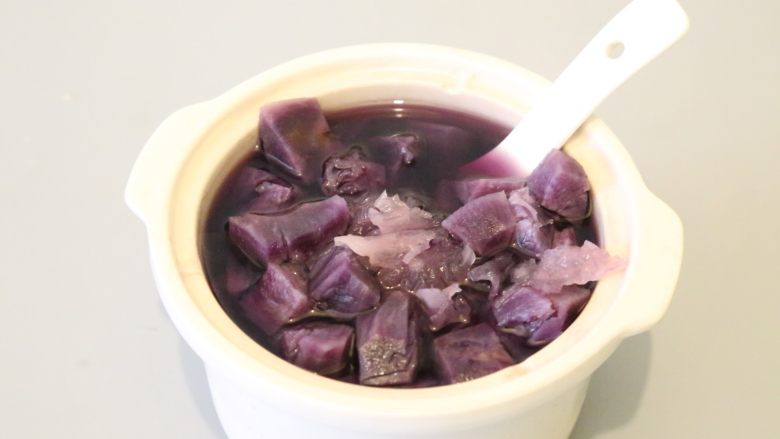 紫薯银耳羹,炖好的紫薯银耳羹,紫薯已经软糯,因为隔水炖,紫薯的形态保持得很好。