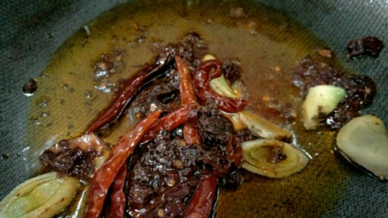 麻辣羊排煲,起锅留底油,依次放入<a style='color:red;display:inline-block;' href='/shicai/ 46964'>郫县豆瓣酱</a>、葱姜、红干椒、麻椒炒香,火不要太大,以免炒糊掉~