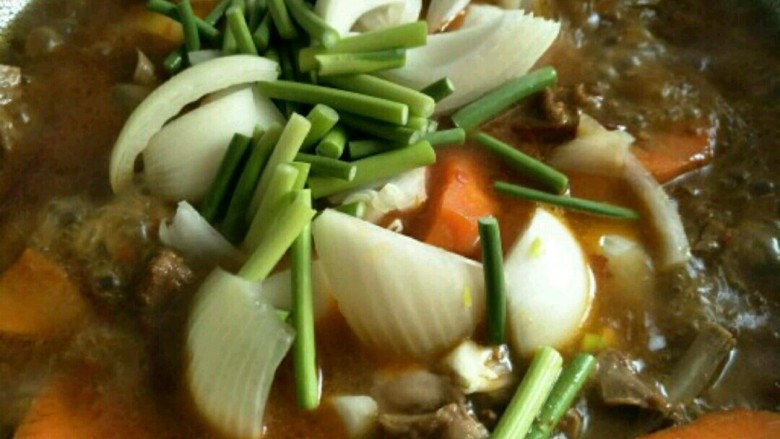 麻辣羊排煲,洋葱、蒜苔,炖至熟,撒入适量食盐即可出锅~