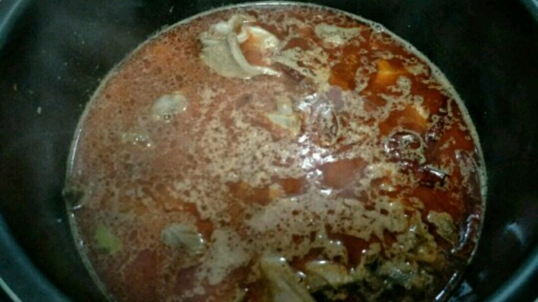 麻辣羊排煲,再将其倒入高压锅中,选择排骨、蹄筋之类的选项进行压制。