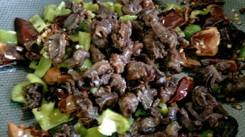 香辣鸡胗,接着放入炸好的鸡胗一起翻炒~