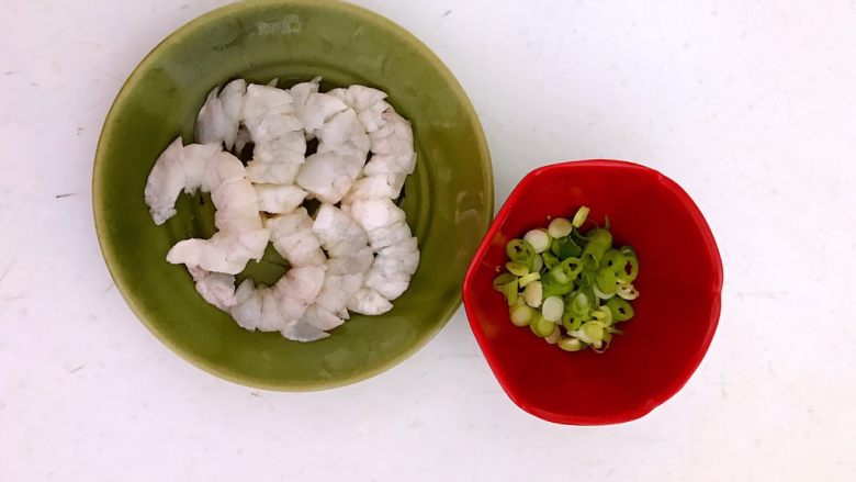 美味的西蓝花虾仁饭团,<a style='color:red;display:inline-block;' href='/shicai/ 287'>虾仁</a>挑出虾线后切成小丁,切葱花