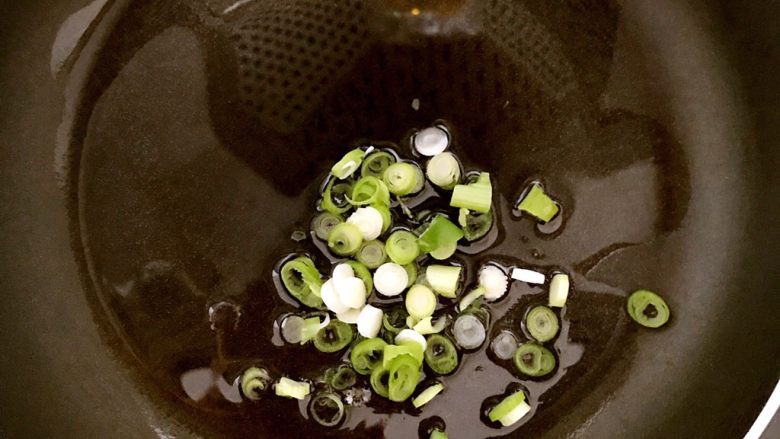 美味的西蓝花虾仁饭团,锅内加入大豆色拉油烧热后加入葱花,炒出香味