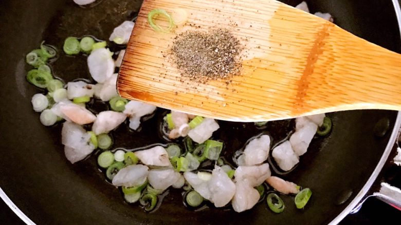 美味的西蓝花虾仁饭团,加入虾仁,加入黑胡椒粉,炒至虾仁变红