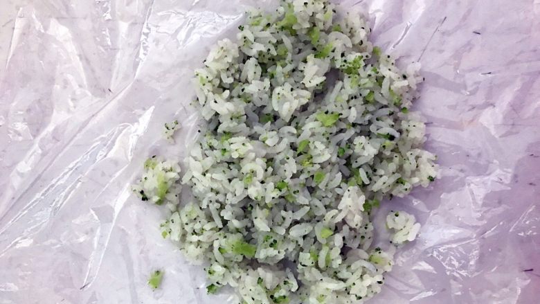 美味的西蓝花虾仁饭团,取一块保鲜膜,在上面放入2勺米饭