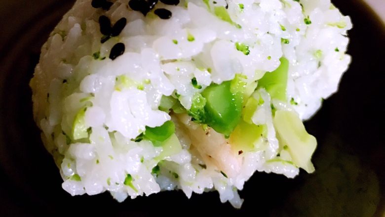 美味的西蓝花虾仁饭团,饭团中有饭有菜,咬上一口虾仁鲜香,西蓝花茎脆爽,太好吃了,做少了愣是没够吃啊~