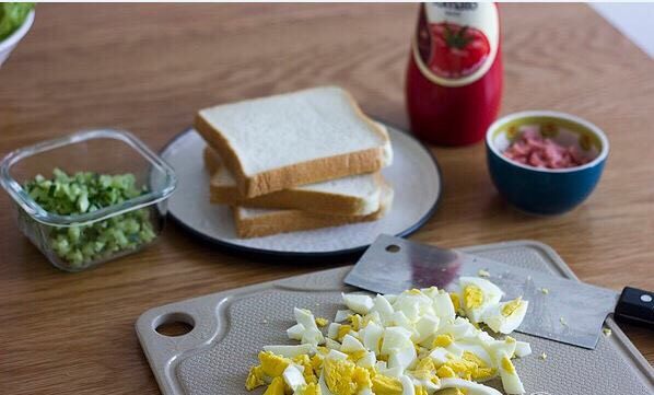 快手美味鸡蛋三明治,食材准备好，黄瓜切丁，<a style='color:red;display:inline-block;' href='/shicai/ 438'>火腿</a>切丁，鸡蛋切碎（越碎越好）