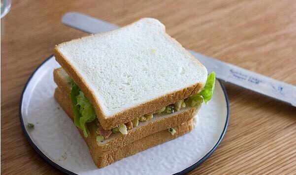 快手美味鸡蛋三明治,开切！一定用锯齿刀哦！