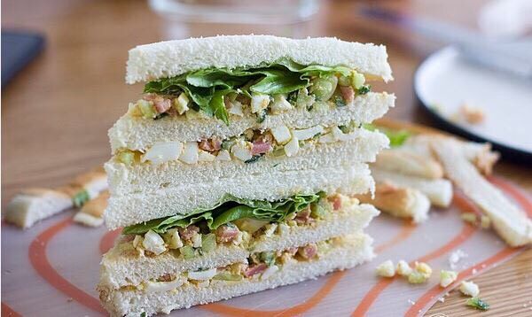 快手美味鸡蛋三明治,切去四边，对角线切开。