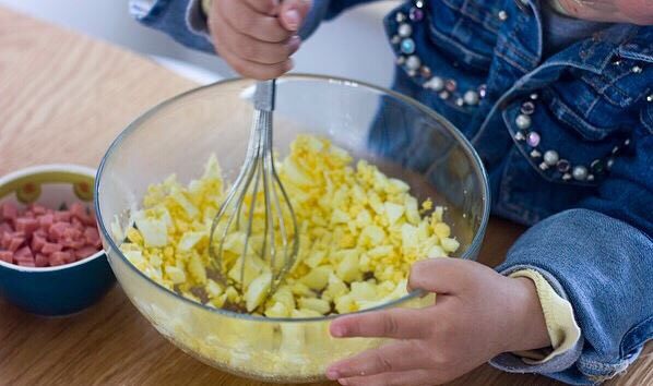 快手美味鸡蛋三明治,放入料理盆搅拌，亲子互动也可以哦