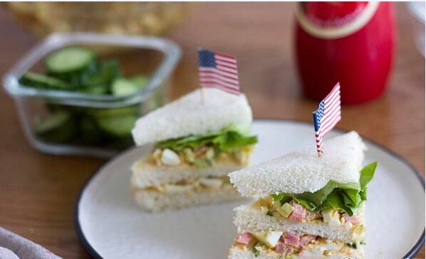 快手美味鸡蛋三明治,文雅的吃法推荐切1/4三角哦~加上小旗帜，颜值萌萌哒，小朋友一定也会爱上这款简单快手三明治！