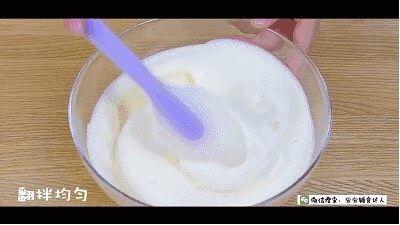 椰蓉马芬蛋糕 宝宝辅食食谱,翻拌均匀。