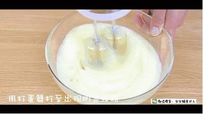 椰蓉马芬蛋糕 宝宝辅食食谱,用打蛋器打至出现明显纹路。