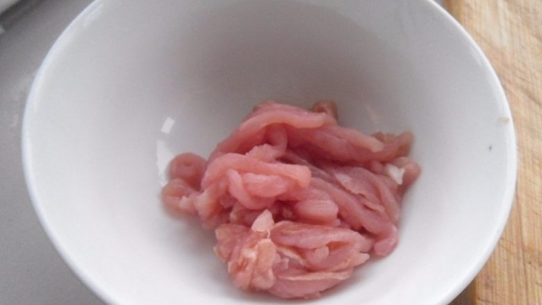 黑木耳肉丝炒面,把猪里脊切丝