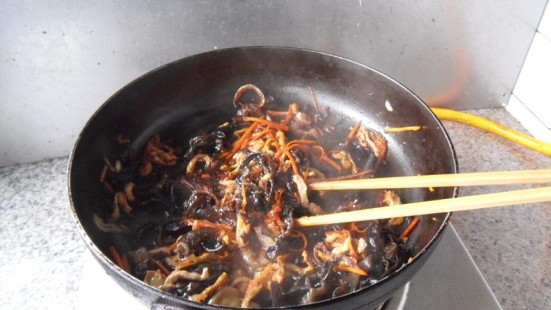 黑木耳肉丝炒面, 加盐调味