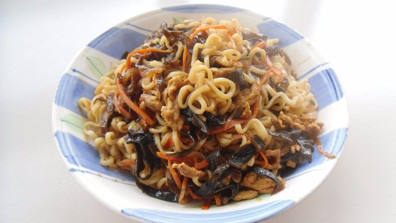 黑木耳肉丝炒面, 出锅装盘,即可上桌品味
