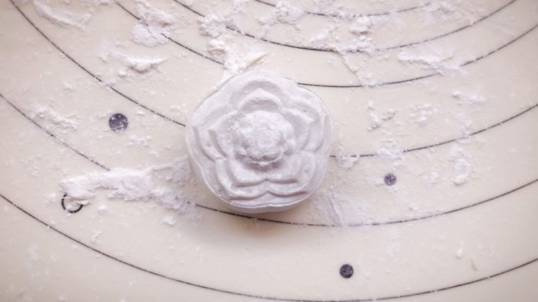 巧克力冰淇淋雪媚娘,或者利用模具轻轻压出花样,然后放入冰箱中冷冻