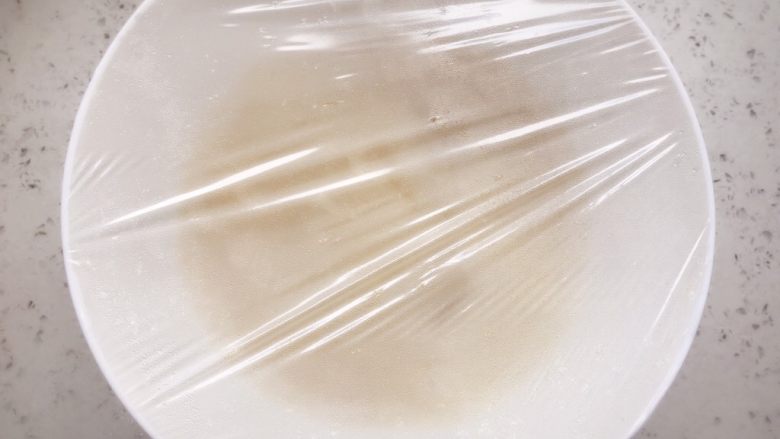 巧克力冰淇淋雪媚娘,放入微波炉中加热3分钟,取出后静置待凉