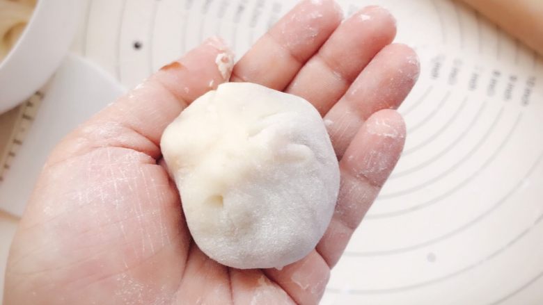 巧克力冰淇淋雪媚娘,然后包紧收口,收口的时候还可以弄掉点面团