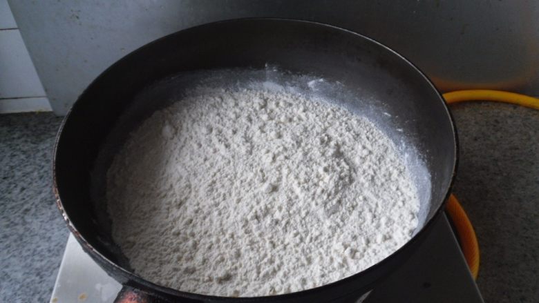 黑芝麻球, 面粉放入锅中,小火炒至微微发黄,即可关火。晾凉即成糕粉