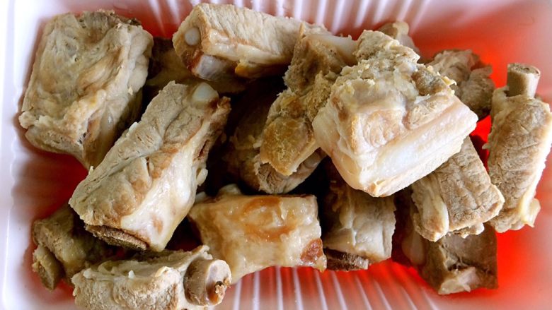 中餐厅之糖醋排骨,排骨煮熟捞出,控水