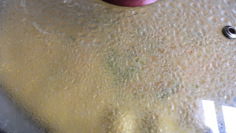 胡萝卜鸡蛋饼,煎的时候可以盖上锅盖,胡萝卜更容易熟