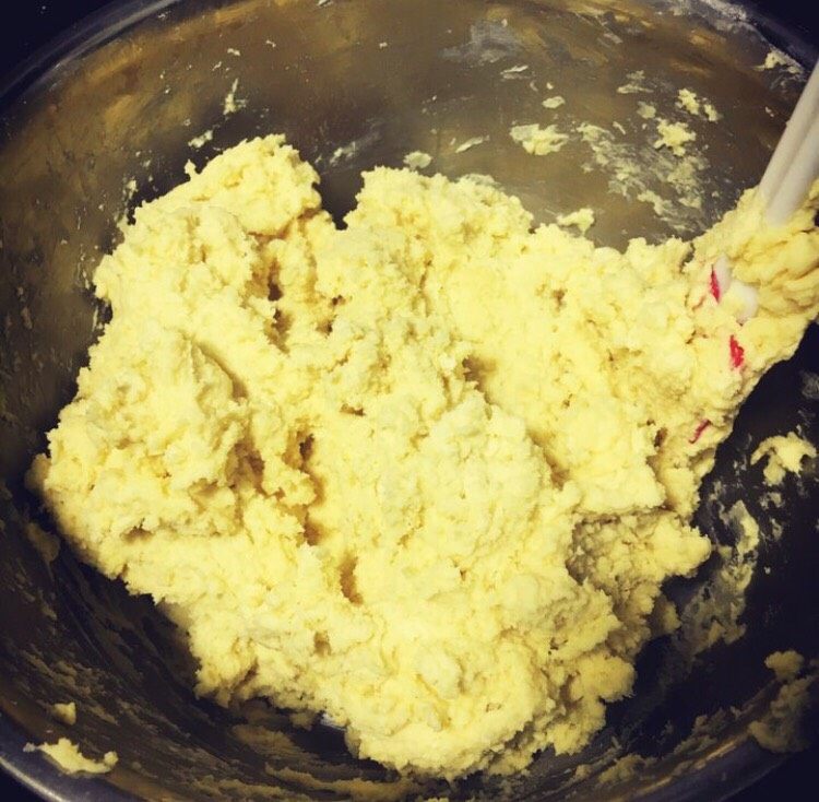 蔓莓奶油饼干,搅拌均匀