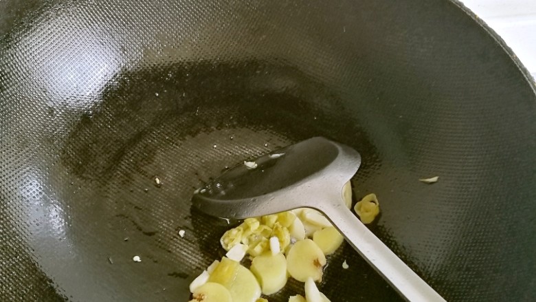 酸汤肥牛,炒锅烧热后给油,放切好的姜蒜和小米椒进去炒香
