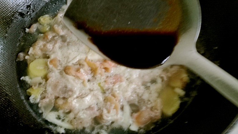 酸汤肥牛,给醋(给了2勺),搅拌均匀(应该给白醋的,家里有,给错了😣)