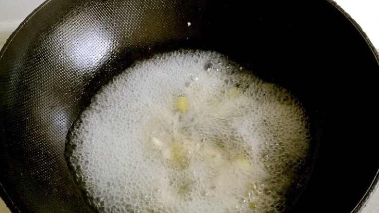 酸汤肥牛,加一碗水煮开