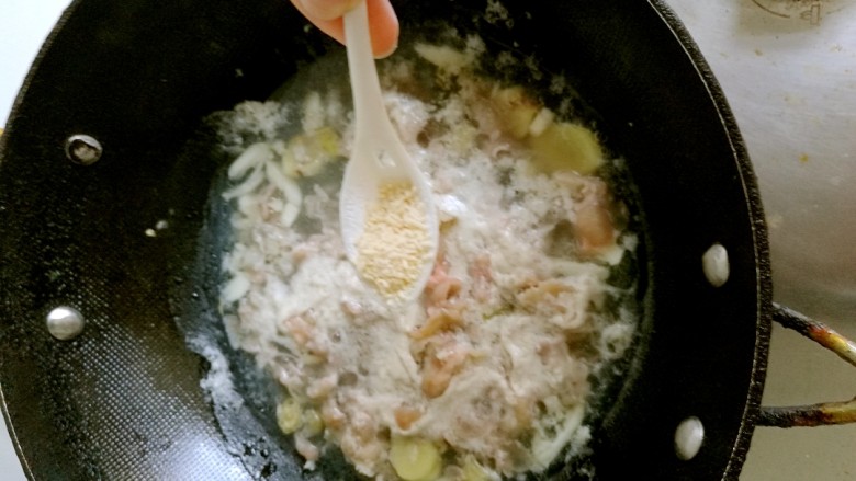 酸汤肥牛,给<a style='color:red;display:inline-block;' href='/shicai/ 756'>鸡精</a>1勺,盐1勺