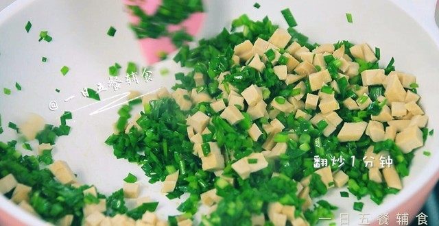韭菜香干炒藜麦饭,锅中放油,加韭菜和豆腐干翻炒。