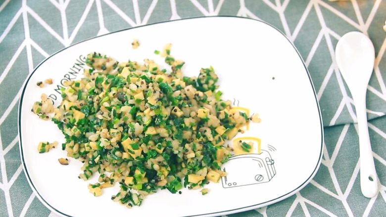 韭菜香干炒藜麦饭,🌻小贴士:因为韭菜的味道很浓,所以不需要放其他葱姜来帮忙。