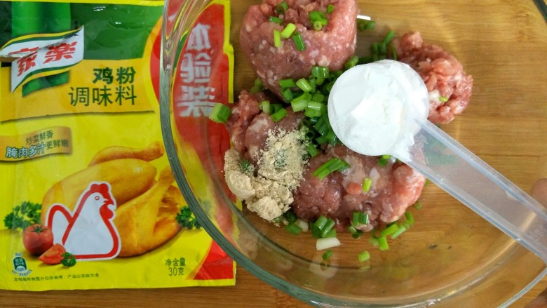 咸鸭蛋黄芙蓉豆腐,放入生粉