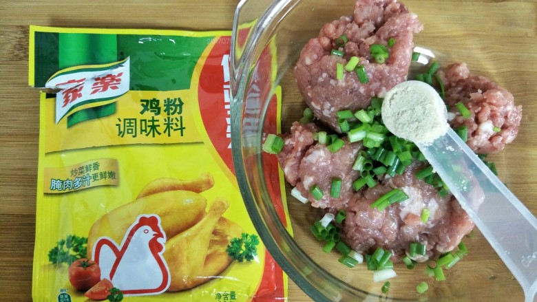 咸鸭蛋黄芙蓉豆腐,瘦肉末里面放上葱末和姜末再加入家乐鸡粉，家乐鸡粉能快速让肉入味鲜嫩