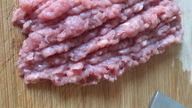 鲜肉酸辣混沌(内含混沌包法),瘦肉剁成肉泥。