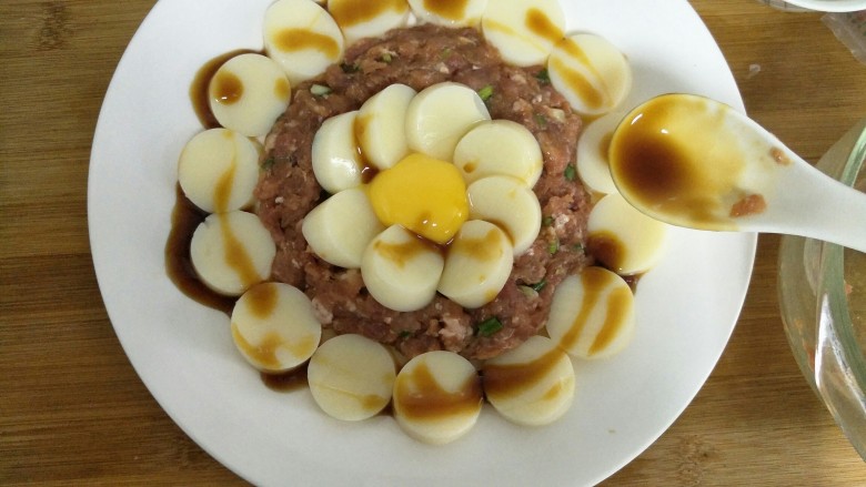 咸鸭蛋黄芙蓉豆腐,耗油和酱油混合均匀后淋在上面