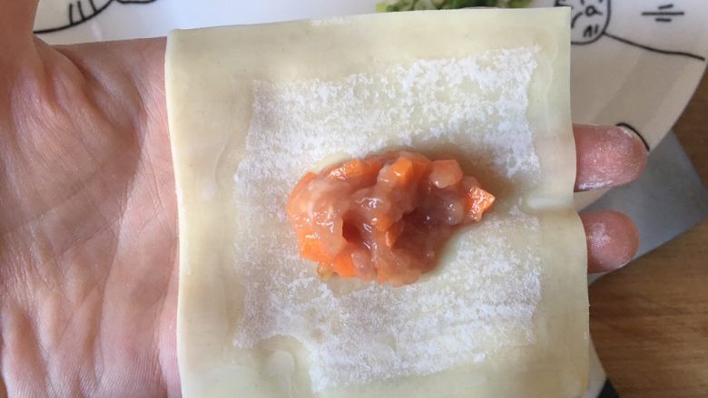 鲜肉酸辣混沌(内含混沌包法),取一张混沌皮,中间放入馅料,四周沾水,馅料不需要太多,否则容易鼓起胀破皮。